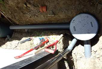 地面を掘り起こして排水マスを交換